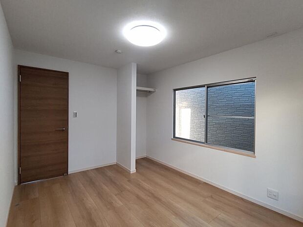 【リフォーム済】キッチン横5.5帖洋室の別角度からの写真です。二面に窓がありますので明るいですね。