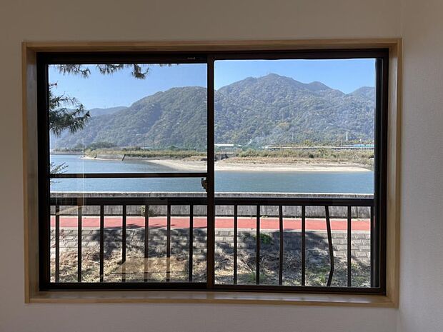【眺望】2階西側約5.5帖洋室からの眺望です。霧島錦江湾国立公園重富海岸の景色を臨めます。