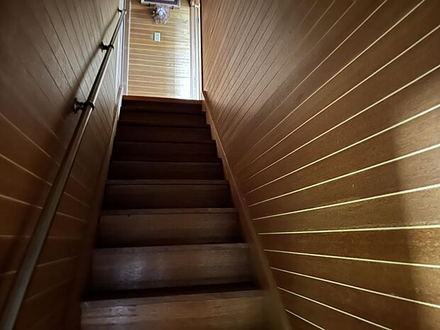 【リフォーム中】階段です。壁、天井クロスを交換し床をクリーニングします。手すりがあるので上り下り安心です。