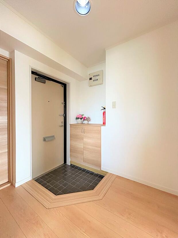 【玄関】玄関ホール別角度です。床材と同仕様のシューズボックスのため、室内の雰囲気を妨げません。