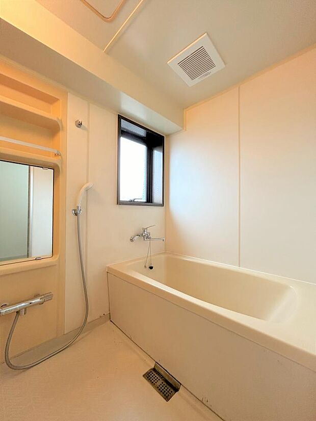 【浴室】ユニットバスはクリーニングと水栓金具を交換しました。窓がついているので換気もしやすく、カビ対策にも役立ちます。