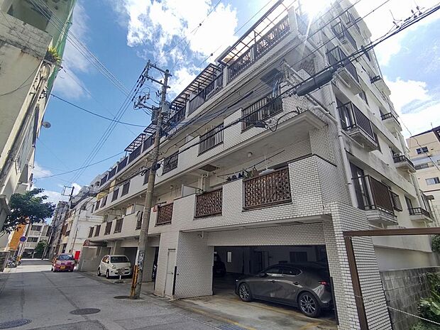【現地外観写真】お部屋は7階建ての4階部分になります。管理形態は一部委託管理となっており、沖縄総合管理事務所様が管理をしております。