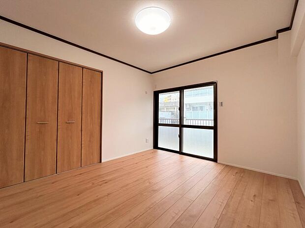 【リフォーム済】南側6畳和室は洋室に間取り変更を行いました。白色のクロスを張ったので明るいお部屋に生まれ変わりました。