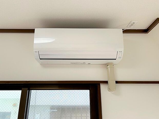 【リフォーム済】東側4.7帖の洋室に新しく1台エアコンを設置しました。季節に合わせて温度を調整でき、快適にお過ごしいただけます。