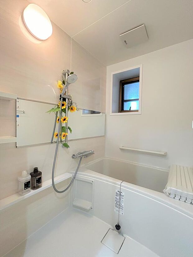 【浴室】浴室はLIXIL製の新品のユニットバスに交換しました。床は水はけがよく汚れが付きにくい加工がされているのでお掃除ラクラクです。