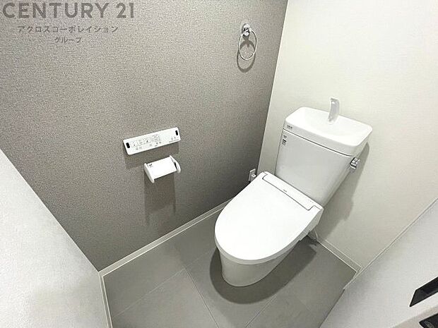 温水洗浄便座付トイレは温水洗浄機能により、暖かい水でおしりを洗浄することができ、冷たい水を使う従来の便座に比べ、温水洗浄機能で暖かいトイレを提供し、快適な使用を可能にします。