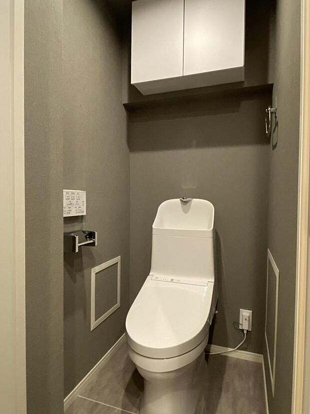 ■トイレ上部にも収納があり、便利に活用出来ます！