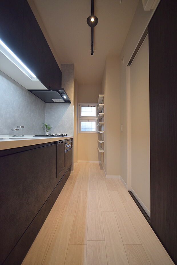 ■上部にも収納の付いた明るいキッチンはコンパクトながら収納力があり使い勝手