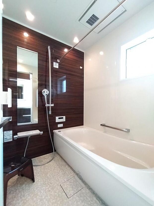 ■小窓付きで自然換気できる浴室は、カビ防止になりお掃除の手間を軽減します！雨の日が続いてお洗濯がなかなか乾かないときも安心の浴室乾燥機付き