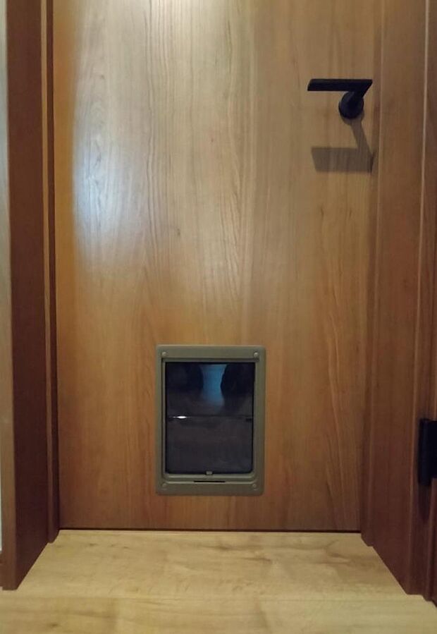 ■居室扉にペットドアを設置。自分のタイミングで出入りが出来るため閉じ込め防止になります
