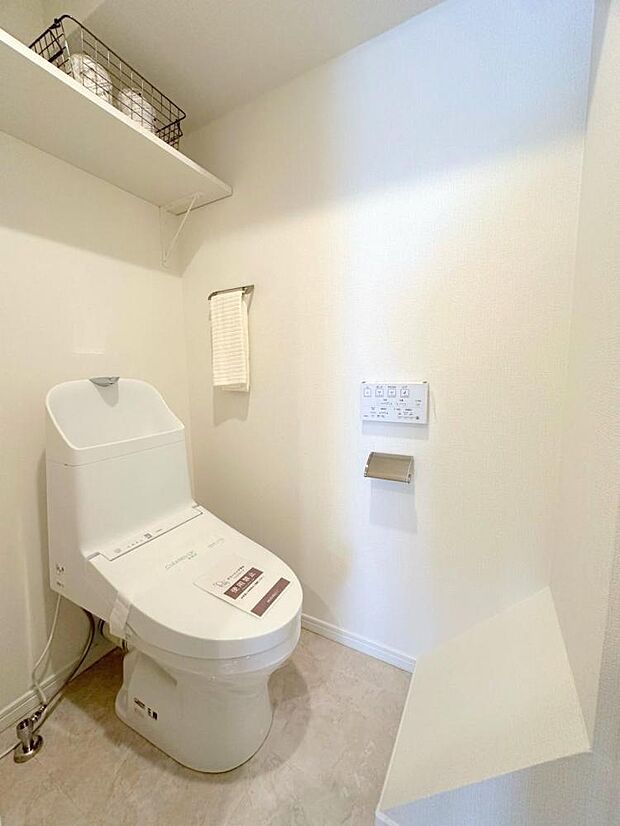 ■お掃除しやすい滑らかなフォルムのウォシュレット付トイレは、落ち着くパーソナル空間ですね