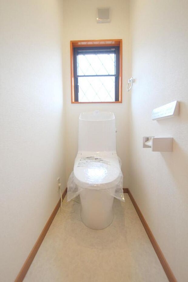 ■1階のトイレ、いつでも衛生的なシャワー付き