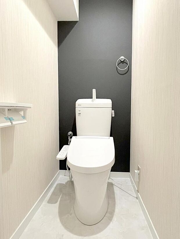 ■お掃除しやすい滑らかなフォルムのウォシュレット付トイレは、落ち着くパーソナル空間ですね