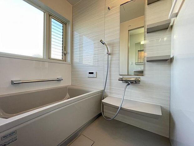 1日の疲れを癒してくれる浴室は、窓のある開放的な空間＾＾