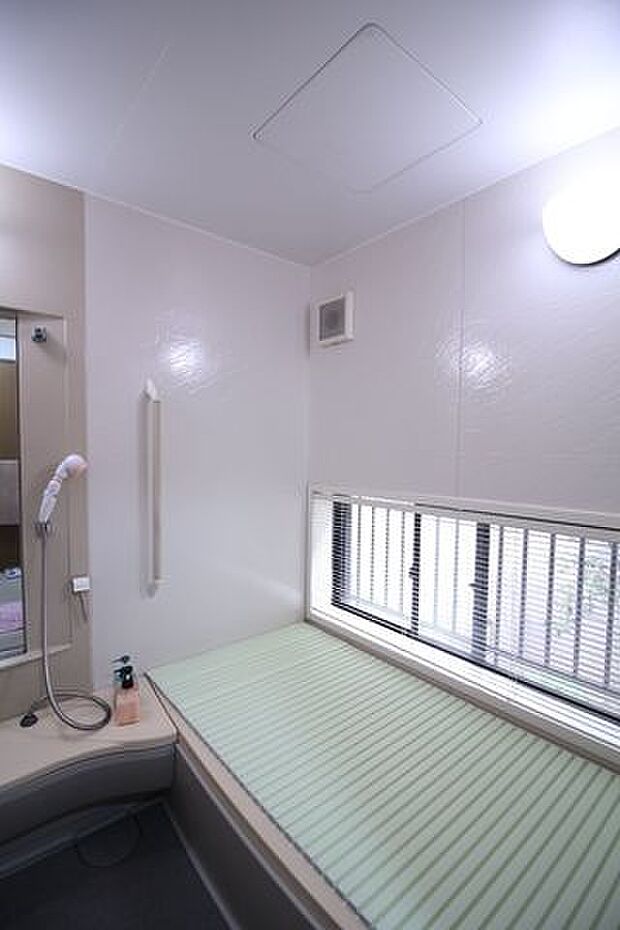 のびのびと使えて、日々の疲れをリセットしてくれそうな浴室です。窓が付いているため、風通しがよくなり、カビ予防にもなります。