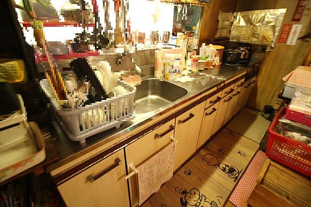 調理器具等を収納するスペースもございます。窓があるので明るいキッチンです。