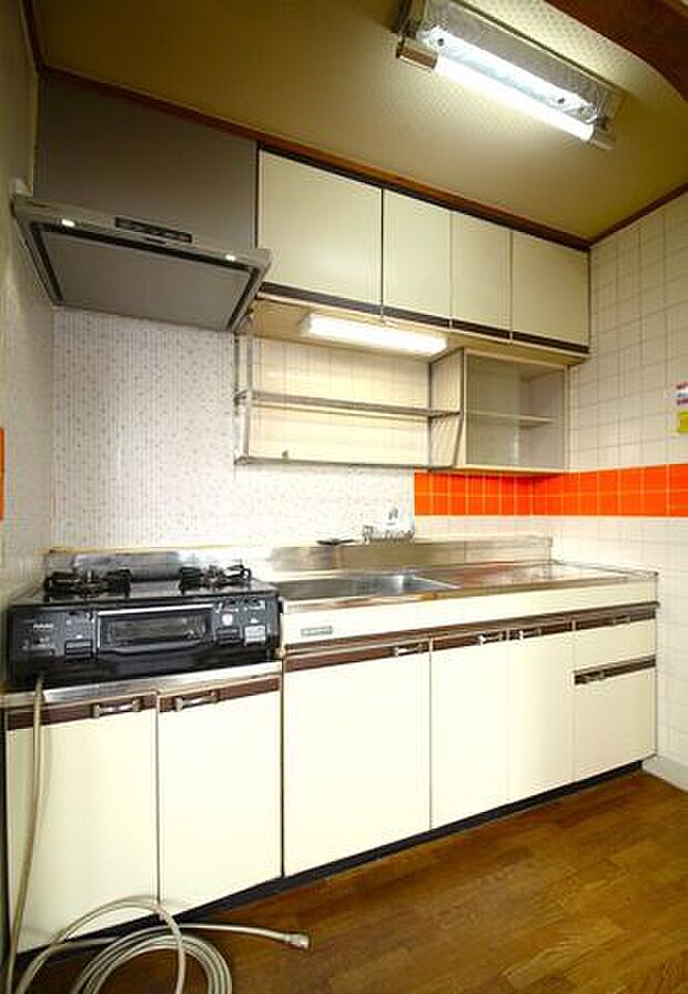 調理器具などを収納するスペースがあるので、キッチンを綺麗に保つことができそうです。