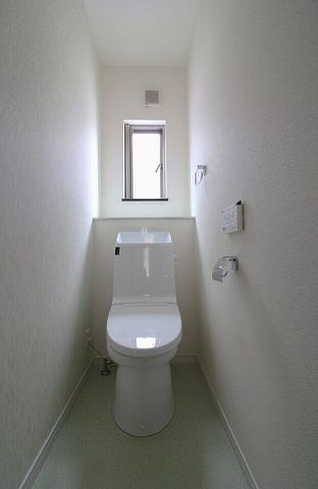 ＊1階トイレ＊1.2階にトイレがあるので、朝の忙しい時間帯も待たずにすみそうですね。換気もしっかりできる小窓が嬉しいポイントです。