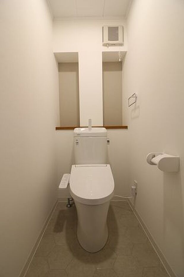 ウォシュレット付きのトイレです。収納スペースもあるので便利ですね。