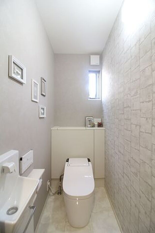＊1階トイレ＊ウォシュレット付きの清潔感のあるトイレです。洗面台があるのですぐに手を洗うことができて便利ですね。
