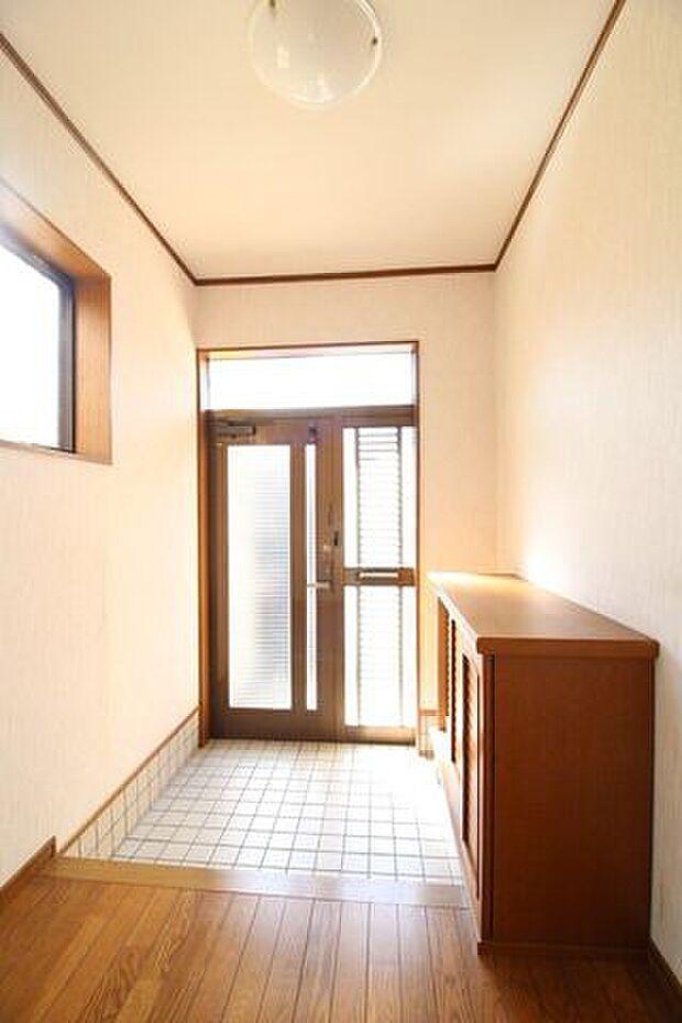 明るい玄関です！玄関横にシューズボックスがついているので、片付いた玄関がキープできます。
