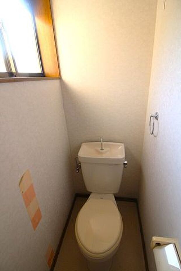 ＊2階トイレ＊小窓がついていて換気ができるので、嫌な臭いをこもらせません！