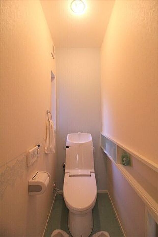 1、2階にトイレがあるので朝の忙しい時間帯もまたずにすみそうです。清潔感のあるウォシュレット付きです。