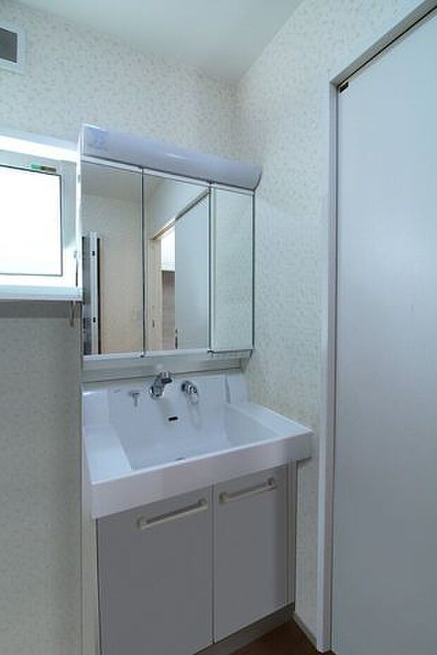 （※CG加工のため現況とは異なります）鏡の裏が収納スペースになっているので、散らかりがちな洗面もスッキリ片づけることができますね。