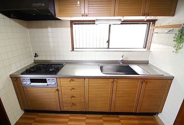 キッチンには調理器具等を収納するスペースが十分にございます。広々としているので並んで料理することもできそうです。