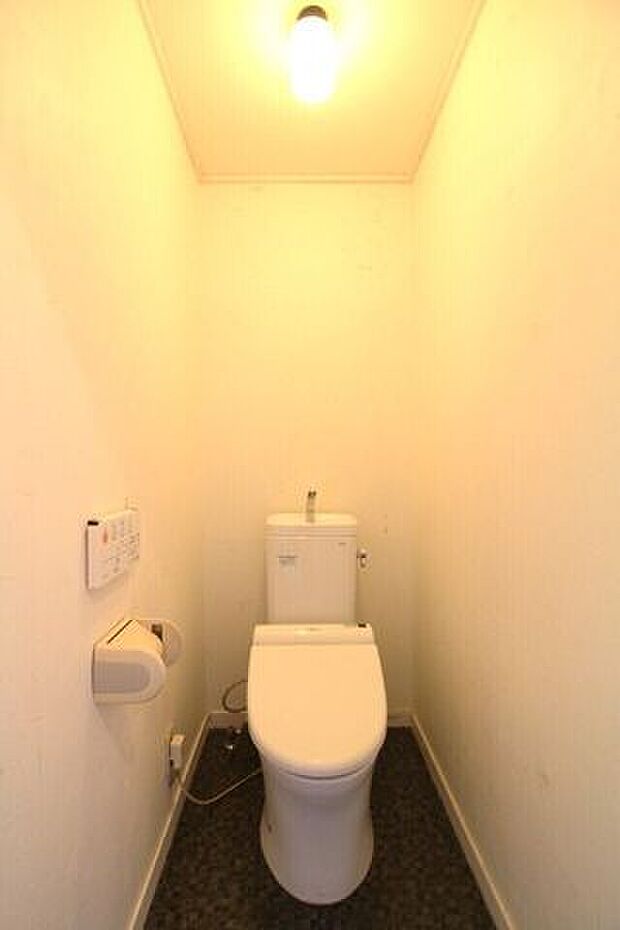 白色を基調とした明るい、清潔感のあるウォシュレット付きのトイレです。