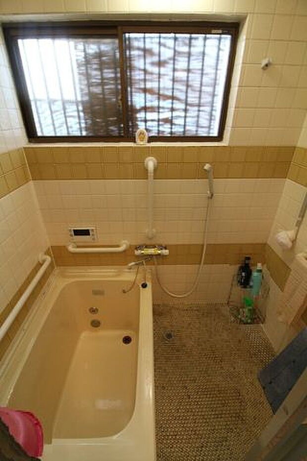 窓付き　外から光を取り込めるため浴室が明るくなります！また換気・風通しがよくなり、カビ予防にもなりますね！