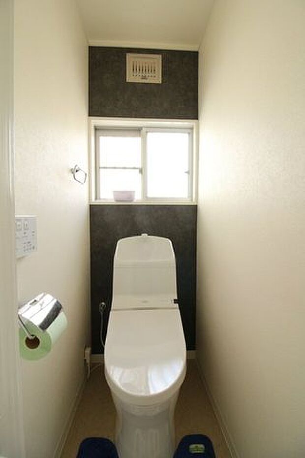 シンプルで落ち着いた雰囲気のトイレです！小窓付きで明るいです！あったら嬉しい、ウォシュレット付きです！