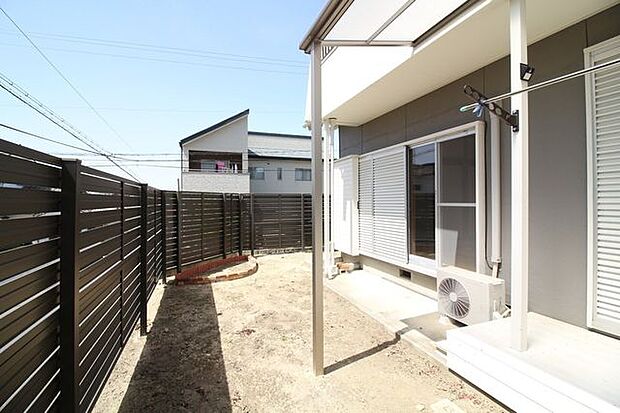お庭スペースにも洗濯物を干すことができます。フェンスがあるので、人目も気にならず安心ですね。