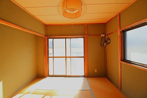 ＊2階6帖和室＊2面採光で日当たり良好です。暖かな陽射しが差し込み明るい室内です。