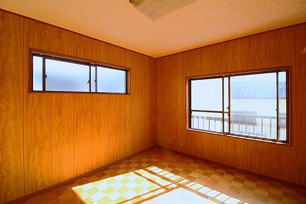 ＊2階洋室＊窓から暖かな陽射しが差し込み明るい室内です。毎朝気持ち良く起きることができそうですね。