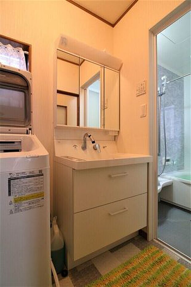 三面鏡付洗面化粧台。洗面台のミラー裏には収納スペースがたくさん！窓を閉めることができるので歯ブラシも衛生的に保管できます。
