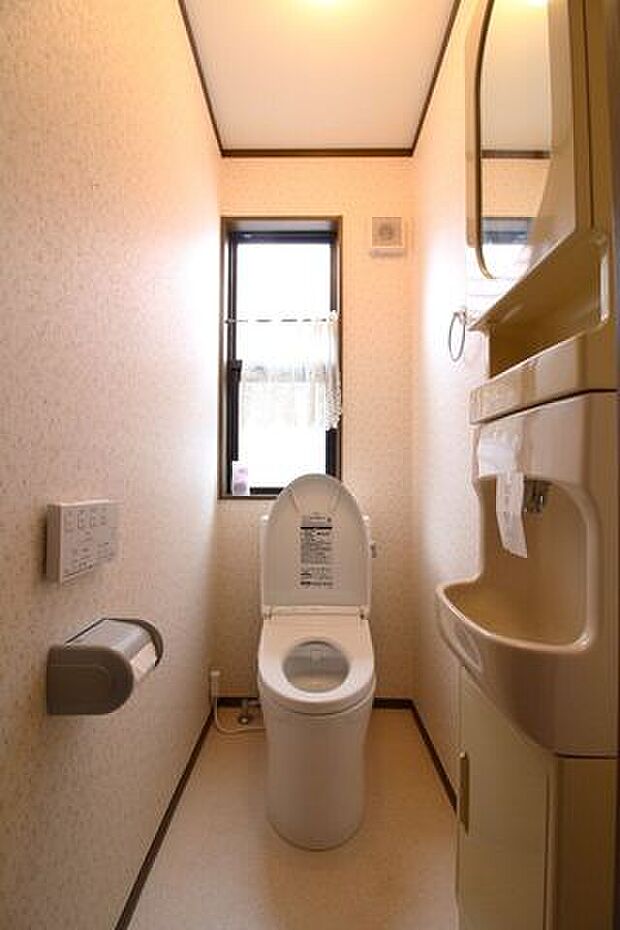 ＊1階トイレ＊1.2階にトイレがございます。朝の忙しい時間帯も待たずにすみそうです。換気もできて清潔感のあるトイレですね。