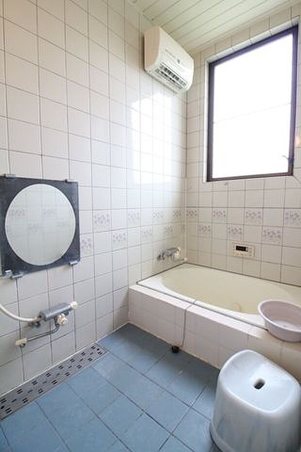浴室には窓が付いているので、換気・風通しがよくなり、カビ予防にもなりますね。