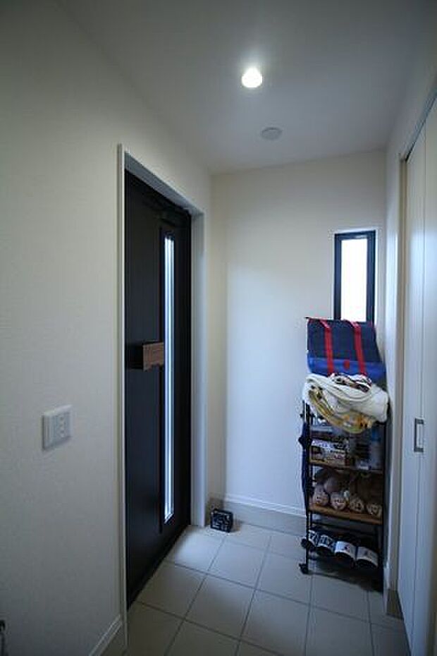 明るくて清潔感溢れる玄関。シューズインクローゼット付きで、片付いた玄関がキープできます。