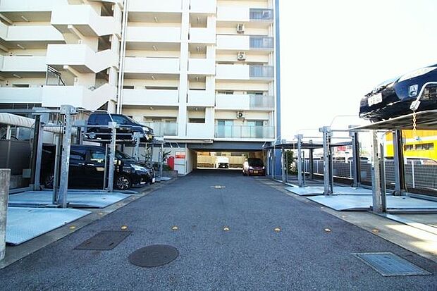 敷地内駐車場は、2台継承可能となります。駐車場も広いので駐車は安心していただけます。