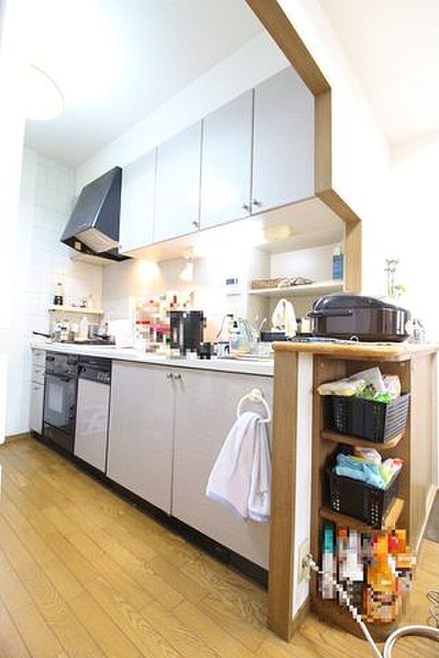 調理器具等を収納するスペースも十分にございます。作業スペースも広く使い勝手の良いキッチンです。