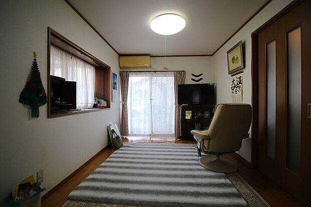 シンプルな長方形のリビングは家具を使ってアレンジ自在です。模様替えも楽しむことができますね。
