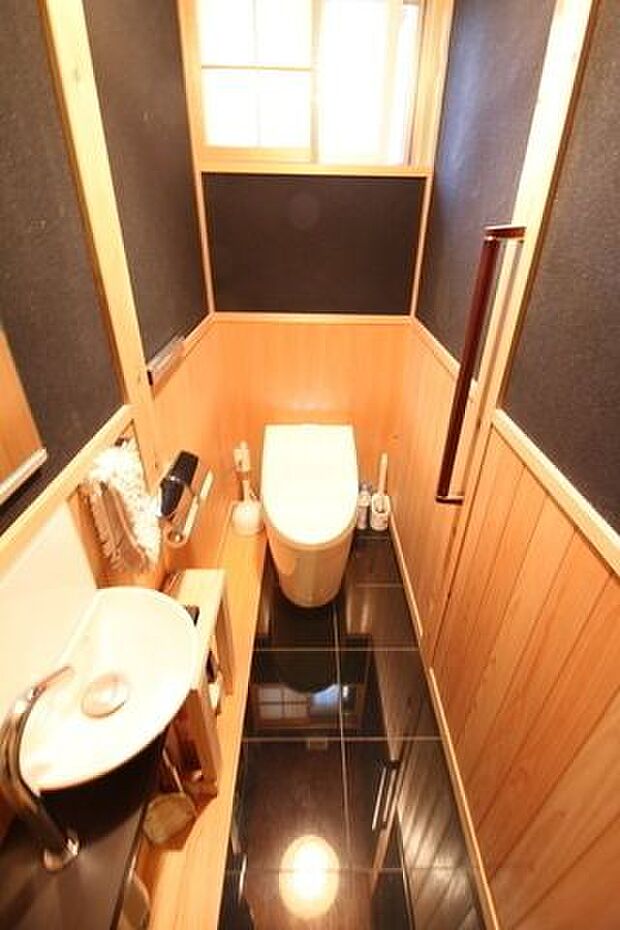 広々としており使いやすいトイレです。清潔感のあるウォシュレット付きです！