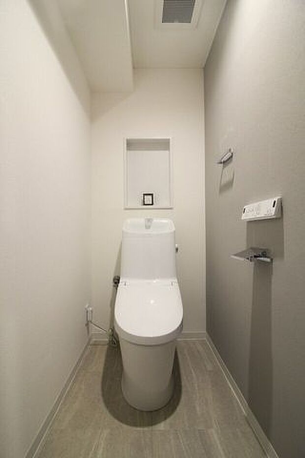 落ち着いた雰囲気で清潔感のあるトイレです！壁掛けのリモコンで小さなお子様もご年配の方も使いやすいですね！