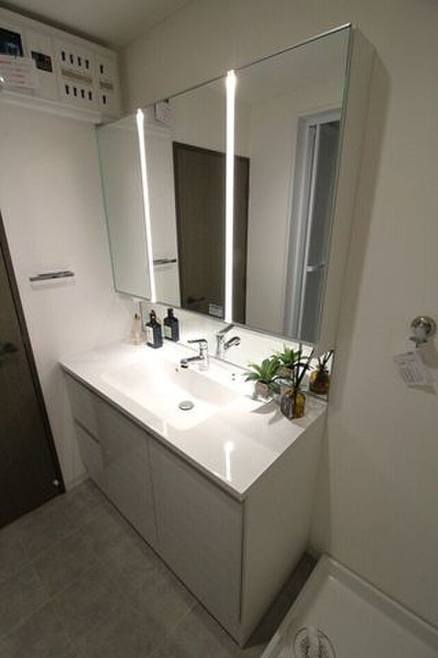 広々とした洗面台は鏡の裏が収納スペースになっているので、散らかりがちな洗面用具もスッキリ収納可能です。