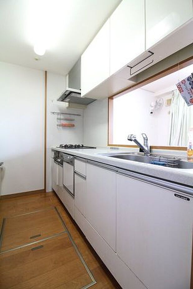 調理器具を収納するスペースも十分にございます。作業スペースも広く、使い勝手の良いキッチンです。