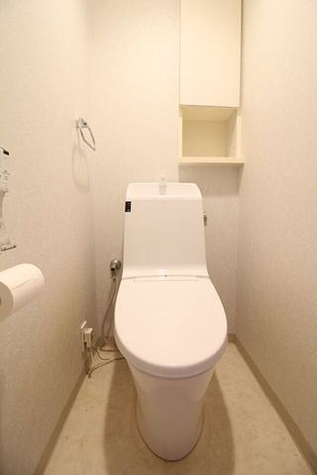 平成27年にリフォーム済みのトイレです。トイレットペーパー等を置いて置ける棚があるので、ストックもできて便利ですね。