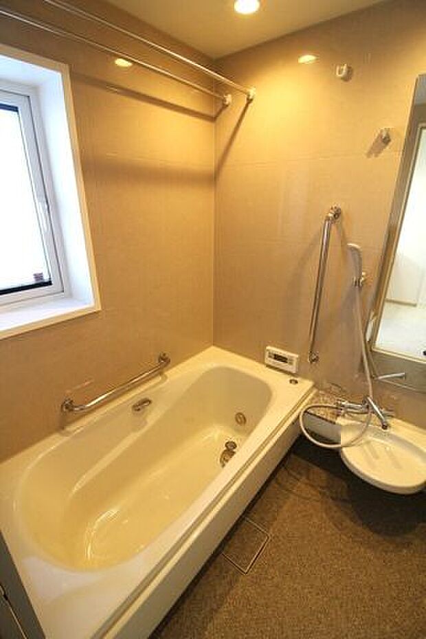 落ちついた色合いの浴室は半身浴も出来て一日の疲れをリフレッシュするのによいですね。窓からの採光もしっかりあって湿気対策もばっちり◎