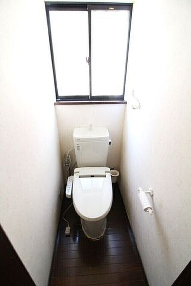 1.2階にトイレがあるので、朝の忙しい時間帯も待たずにすみそうです。窓があるので換気もできます。