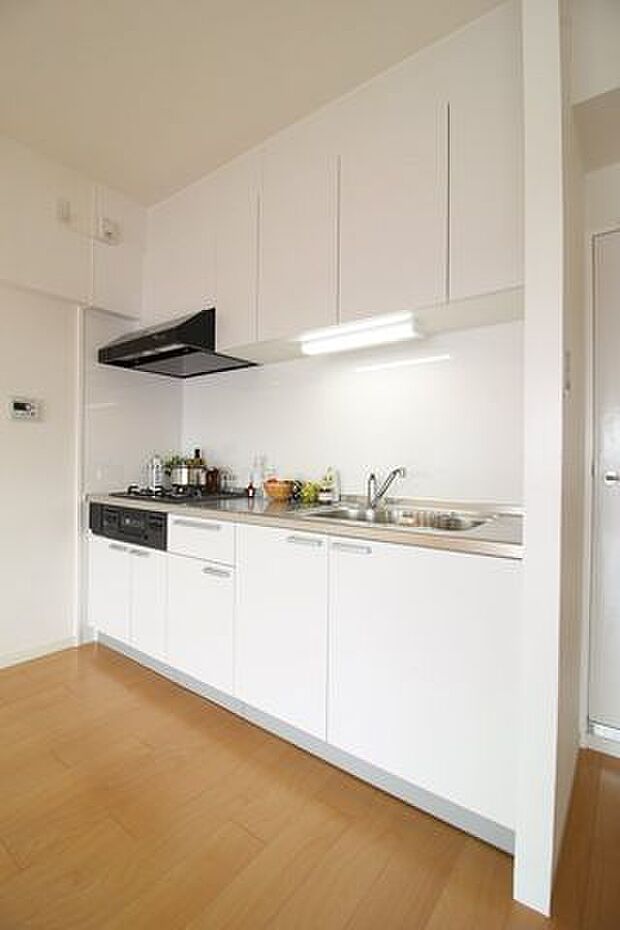 壁掛けタイプのキッチンでリビングを最大限広々と使用できます！冷蔵庫、カップボードなどを置くスペースも十分にございます！